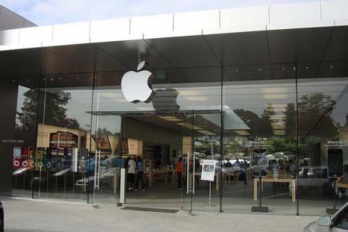 На Apple подали в суд за стеклянную дверь магазина