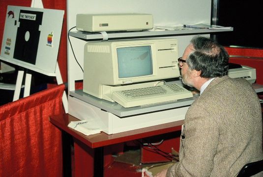 30 лет тому назад появился Apple Lisa — первый массовый компьютер с графическим пользовательским интерфейсом фото