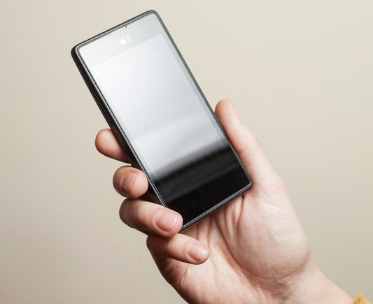 Yota Devices разработала смартфон с двумя экранами и поддержкой LTE