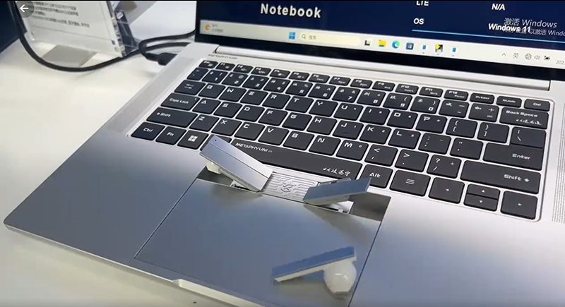 Представлен необычный ноутбук с отсеками для TWS-наушников фото