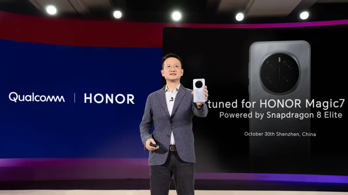 Директор по маркетингу Honor Рэй Го анонсирует Honor Magic 7 Pro на сцене Snapdragon Summit