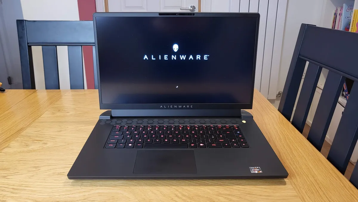 AMD Alienware m17 R5 Advantage