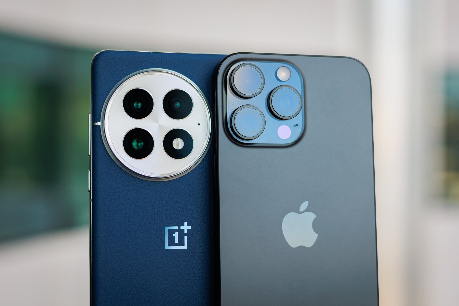 OnePlus 13 против iPhone 16 Pro Max: Давид против Голиафа фото