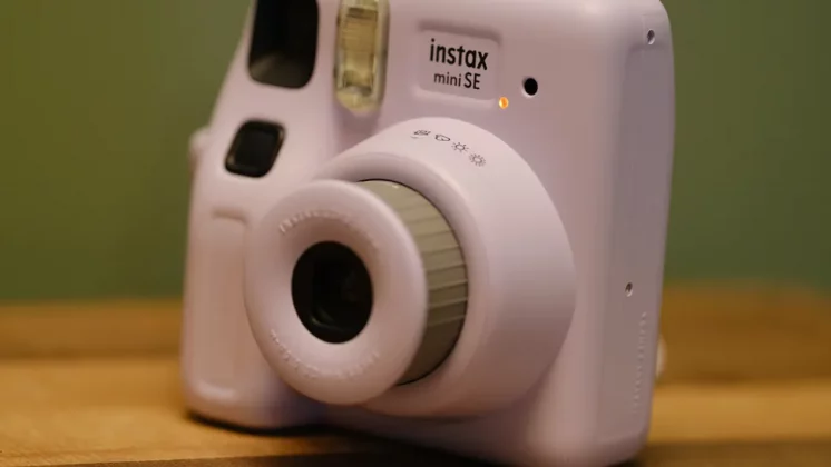 Обзор Instax Mini SE: является ли эта бюджетная камера лучшим Instax, о котором вы никогда не слышали? фото