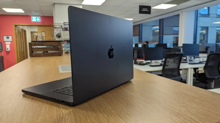 Лучший MacBook Pro 2025 года фото